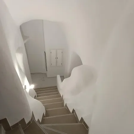 Santorini White Lotus * بيريسا