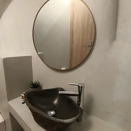 Santorini White Lotus بيريسا